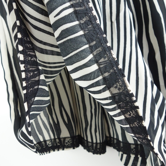 [ SOLD ] Alice + Olivia > Pleated Striped Shorts - Picture 4 of 8
